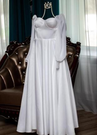Свадебное платье с объемным рукавом,разрезом и корсетом4 фото