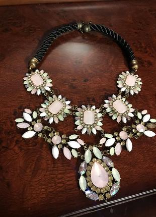 Колье, ожерелье, украшение на шею массивное с нежно розовыми камнями цветами