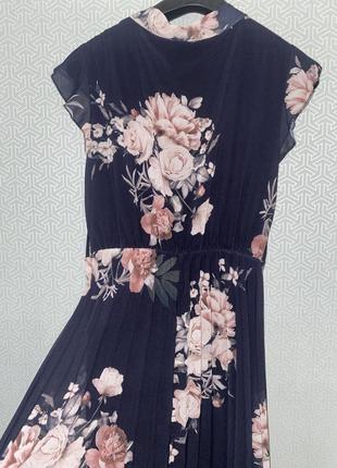 Темное платье с плиссированной юбкой2 фото