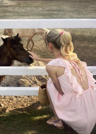 Повітряне плаття з дуже красивою спинкою