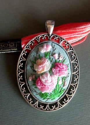 Кулон с бразильской вышивкой