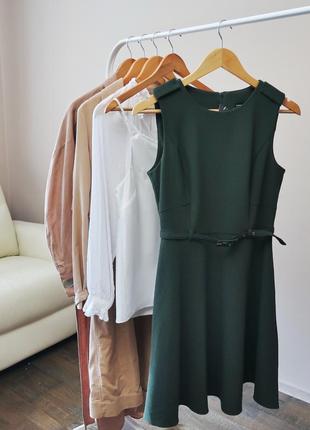 Нове смарагдове плаття з поясом трендовим
