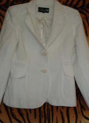 Піджак білого кольору р. 10