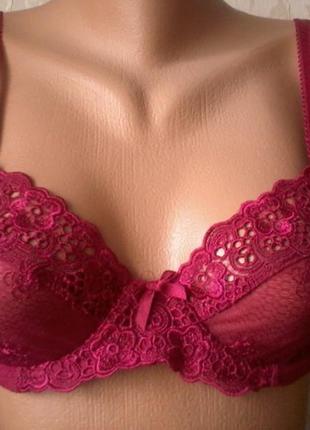 Красивый бюстгальтер на мягкой чашке с вышивкой 70 б