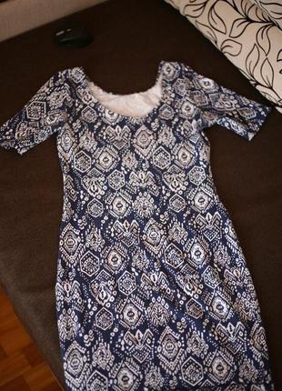 Платье в принт синее с белым орнаментом трикотажное в обтяжку с вырезом на спине4 фото