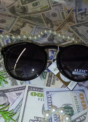 Стильні сонцезахисні окуляри в чорній оправі