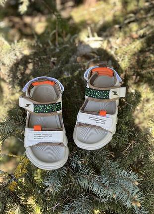 Босоніжки сандалі