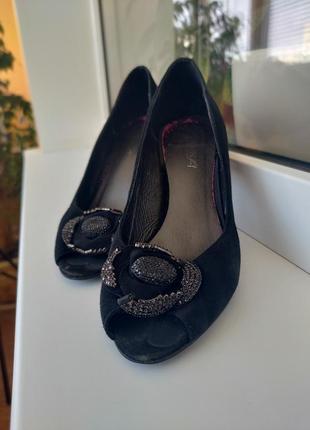 Туфли замшевые на каблуке черные с открытым носиком с брошью