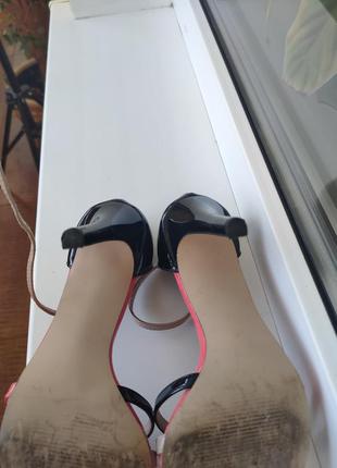 Босоніжки на підборах лаковані з переплетеними лямками5 фото