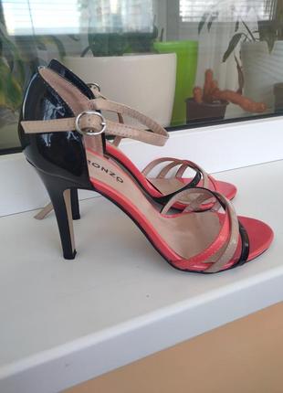 Босоніжки на підборах лаковані з переплетеними лямками2 фото