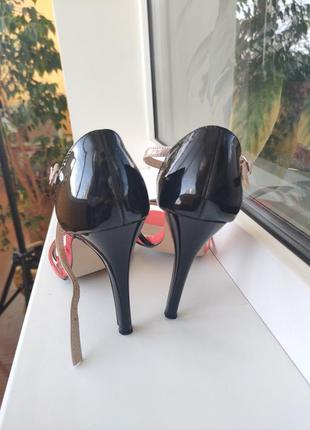 Босоніжки на підборах лаковані з переплетеними лямками3 фото