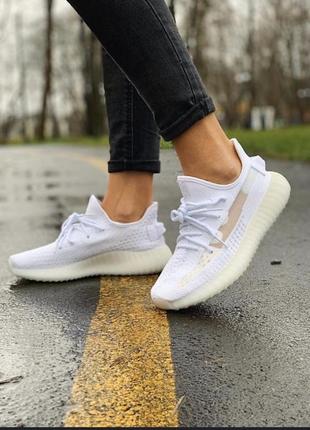 Модные молодежные кроссовки adidas yeezzy boost розовые, белые,10 фото