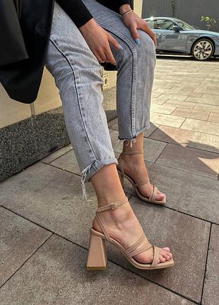 Босоножки на каблуках кожа
