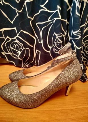 Серебряные туфли на каблуке