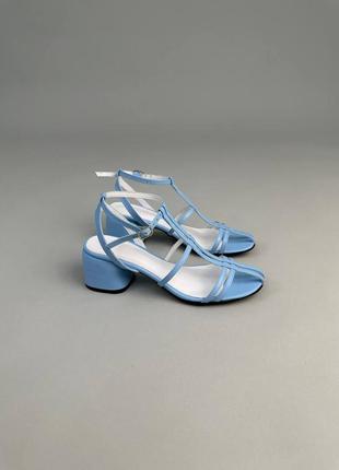 Женские кожаные босоножки на каблуке