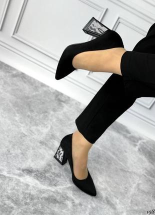 Женские черные замшевые туфли на квадратных каблуках5 фото