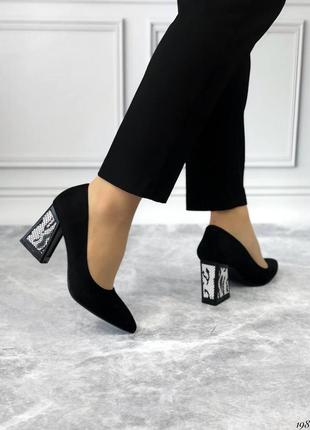 Женские черные замшевые туфли на квадратных каблуках3 фото