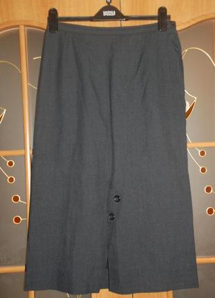 Довга шерстяна спідниця.