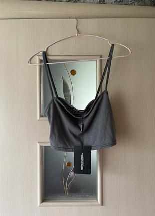 Топ на бретелях серый prettylittlething plt