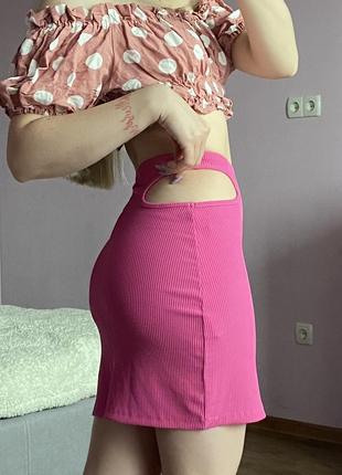 Модная розовая мини юбка с вырезами2 фото