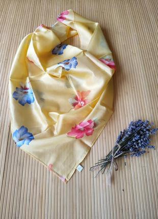 Солнечный шелковый платок цветочный узор