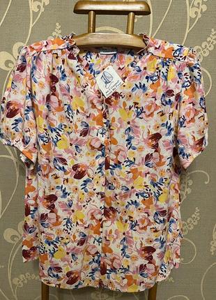 Очень красивая и стильная блузка в цветах...100% вискоза