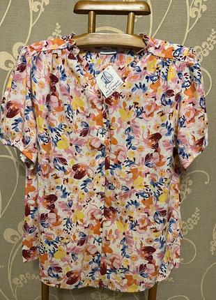 Очень красивая и стильная блузка в цветах...100% вискоза