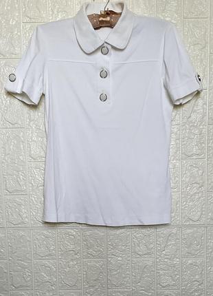 Белая базовая футболка поло с декоративными пуговицами