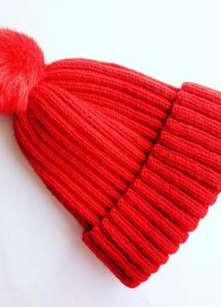 Шапка ручной работы красная с помпоном, теплая на осень и зиму, базовая!1 фото