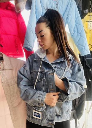 Джинсова куртка з знімним капюшоном