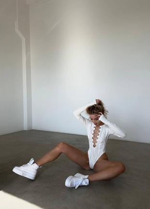 Стильний зручний простий модний трендовий базовий повсякденний боді бодік жіночий для жінок білий а рубчик на зав'язках з декольте9 фото