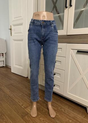 Женские классические джинсы с царапинами version зауженные3 фото