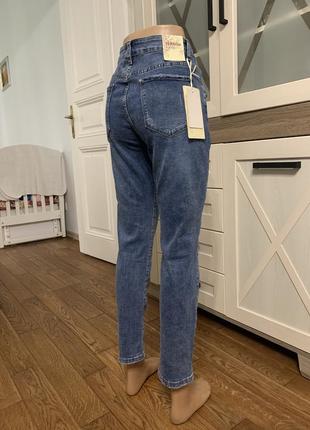 Женские классические джинсы с царапинами version зауженные4 фото