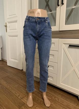 Женские классические джинсы с царапинами version зауженные