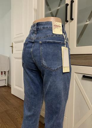 Женские классические джинсы с царапинами version зауженные5 фото