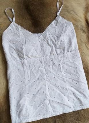 Біла блуза на брительках