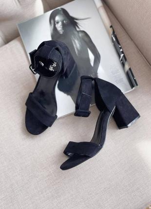 Черные босоножки на широком каблуке с одной лямкой10 фото