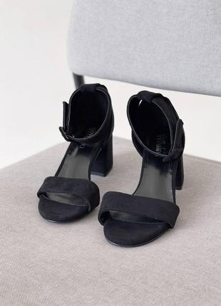 Черные босоножки на широком каблуке с одной лямкой4 фото