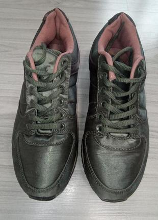 Кросівки жіночі