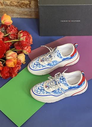 В наявності дуже стильні  кросівки tommy hilfiger розміо 7,5 та 8