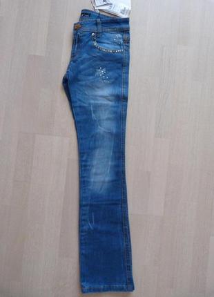 Выбеленные джинсы, декорированы стразами и металлическими кнопками2 фото