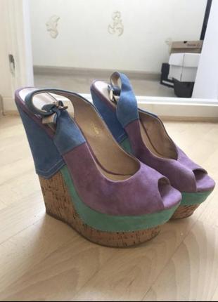 Босоніжки на платформі