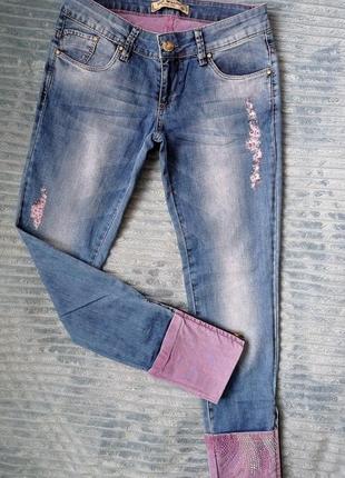 Мега стильные джинсы декорированы стеклянными камушками3 фото