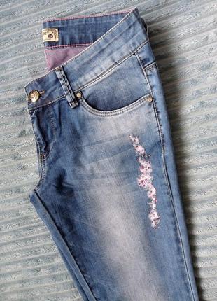 Мега стильные джинсы декорированы стеклянными камушками6 фото