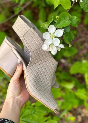 Бежевые босоножки с натуральной кожи с тиснением