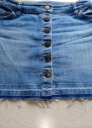 Юбка джинсовая на пуговицах, рваный низ, край.2 фото
