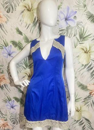 Яскрава синя коротка сукня