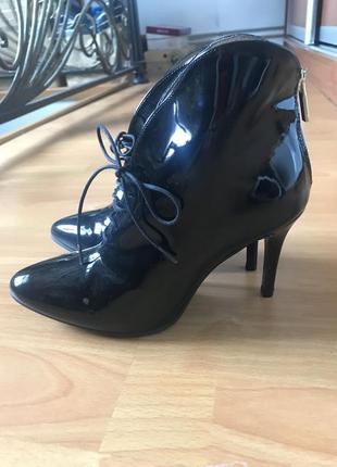 Лакові черевички