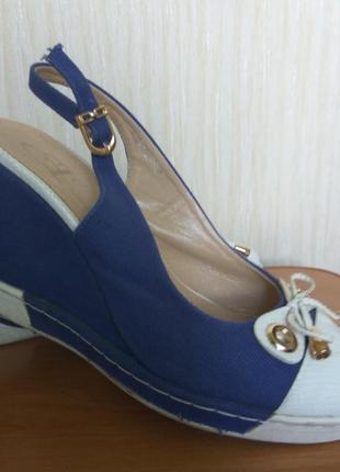 Босоножки женские на танкетке