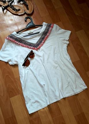 Класна футболочка з вишивкою